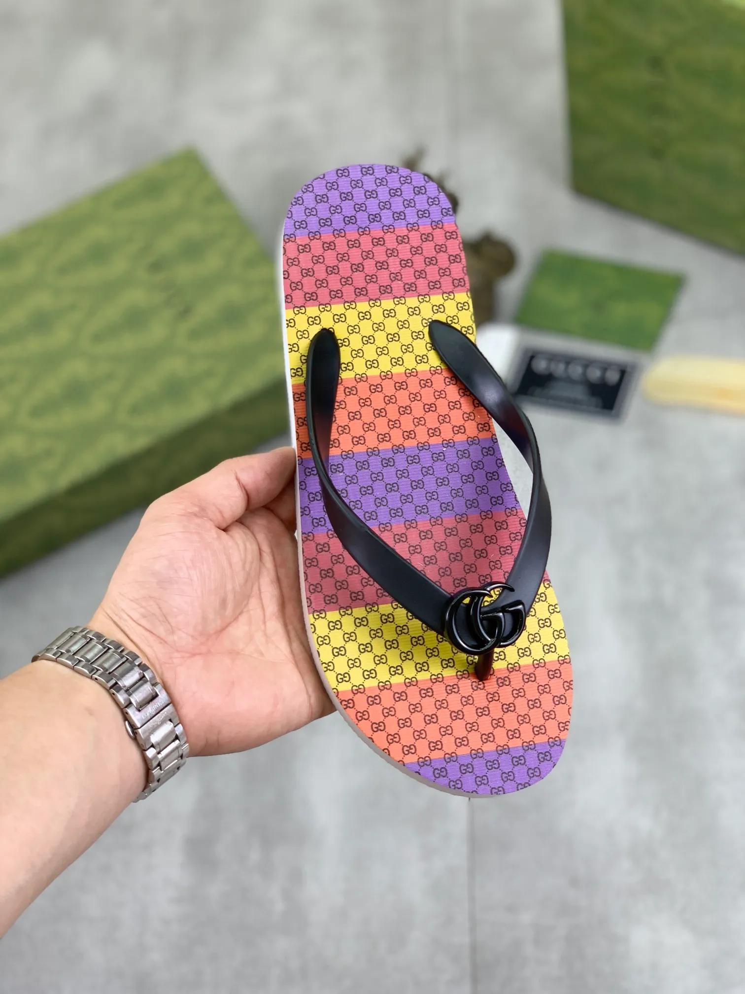 Men's men's shoes 💰P220💰【New style】🆘【GUCCI】Official website's popular Gucci adult couple 🧑‍🤝‍🧑 style, children's flip-flops are on sale at the counter simultaneously! Original fabric imported from Italy. Original bottom provided by the original factory. Size: Adult 36-45. Children’s size: 30-37. Multiple colors available.